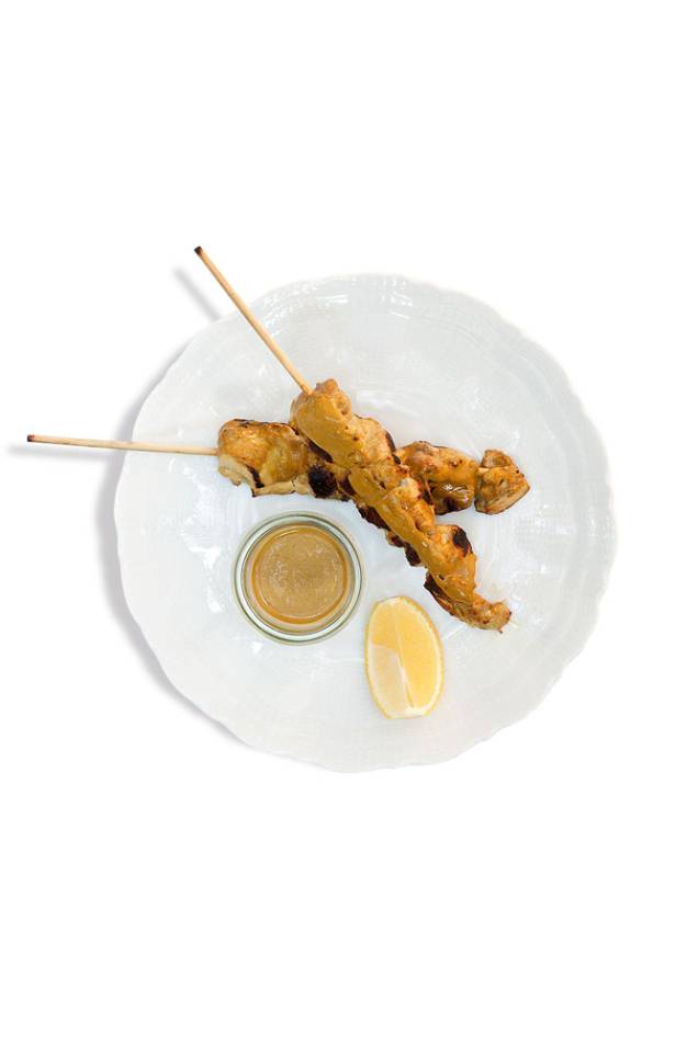 Cubos de frango: com molho de amendoim e coentro Cubos de frango: com molho de amendoim e coentro
