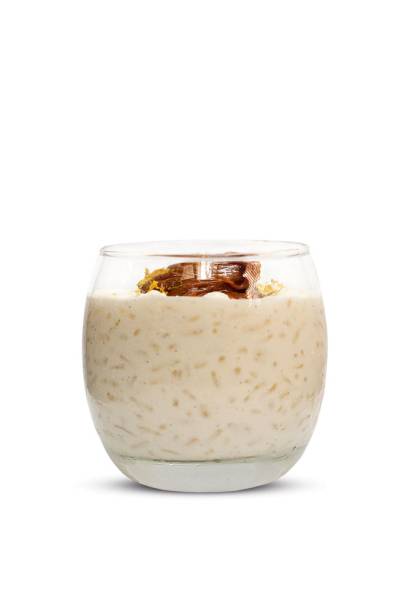 Arroz-doce: cozido no leite com laranja e baunilha e uma colherada de doce de leite Arroz-doce: cozido no leite com laranja e baunilha e uma colherada de doce de leite