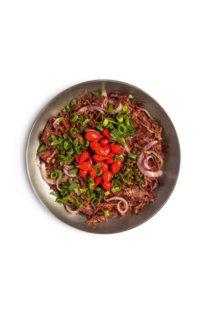 A carne-seca, desfiadinha, leva cebola-roxa A carne-seca, desfiadinha, leva cebola-roxa