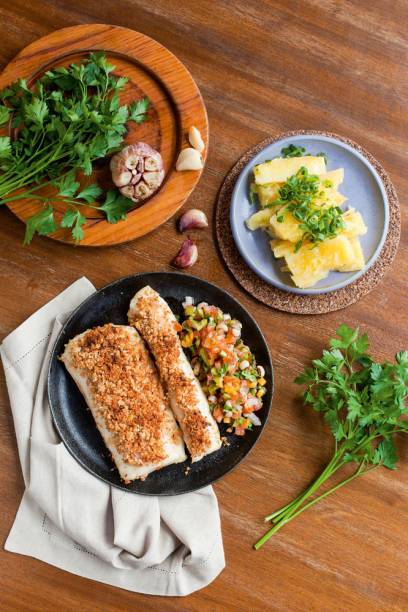 Pirarucu com crosta de castanha-do-pará, ao lado de vinagrete de feijão-fradinho e mandioca cozida Pirarucu com crosta de castanha-do-pará, ao lado de vinagrete de feijão-fradinho e mandioca cozida