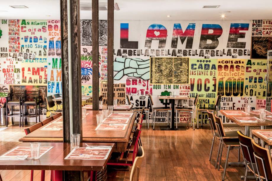 O colorido salão: cenário da comilança animada e econômica O colorido salão: cenário da comilança animada e econômica