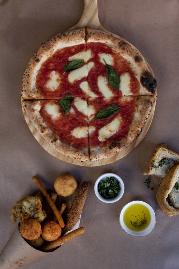 Margherita da Napoli Centrale: com molho de tomate, mussarela e manjericão Margherita da Napoli Centrale: com molho de tomate, mussarela e manjericão