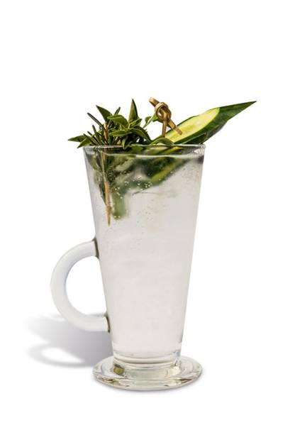 Herbal: Gim, água tônica, limãotaiti, pepino, manjericão, arruda e zimbro Herbal: Gim, água tônica, limãotaiti, pepino, manjericão, arruda e zimbro