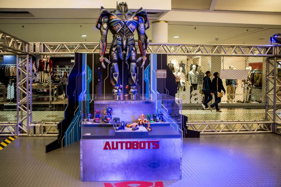 No espaço temático Transformers estão expostos personagens de dois metros de altura No espaço temático Transformers estão expostos personagens de dois metros de altura