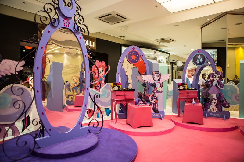 No Equestrian Magia, as meninas podem se transformar em seu personagem favorito No Equestrian Magia, as meninas podem se transformar em seu personagem favorito