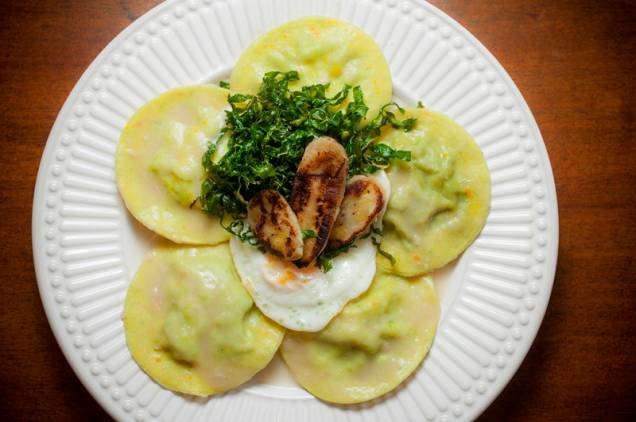 Ravióli de carne picadinha com couve crocante, ovo frito e banana-prata Ravióli de carne picadinha com couve crocante, ovo frito e banana-prata