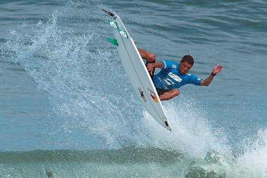 Adriano de Souza é campeão mundial de surfe