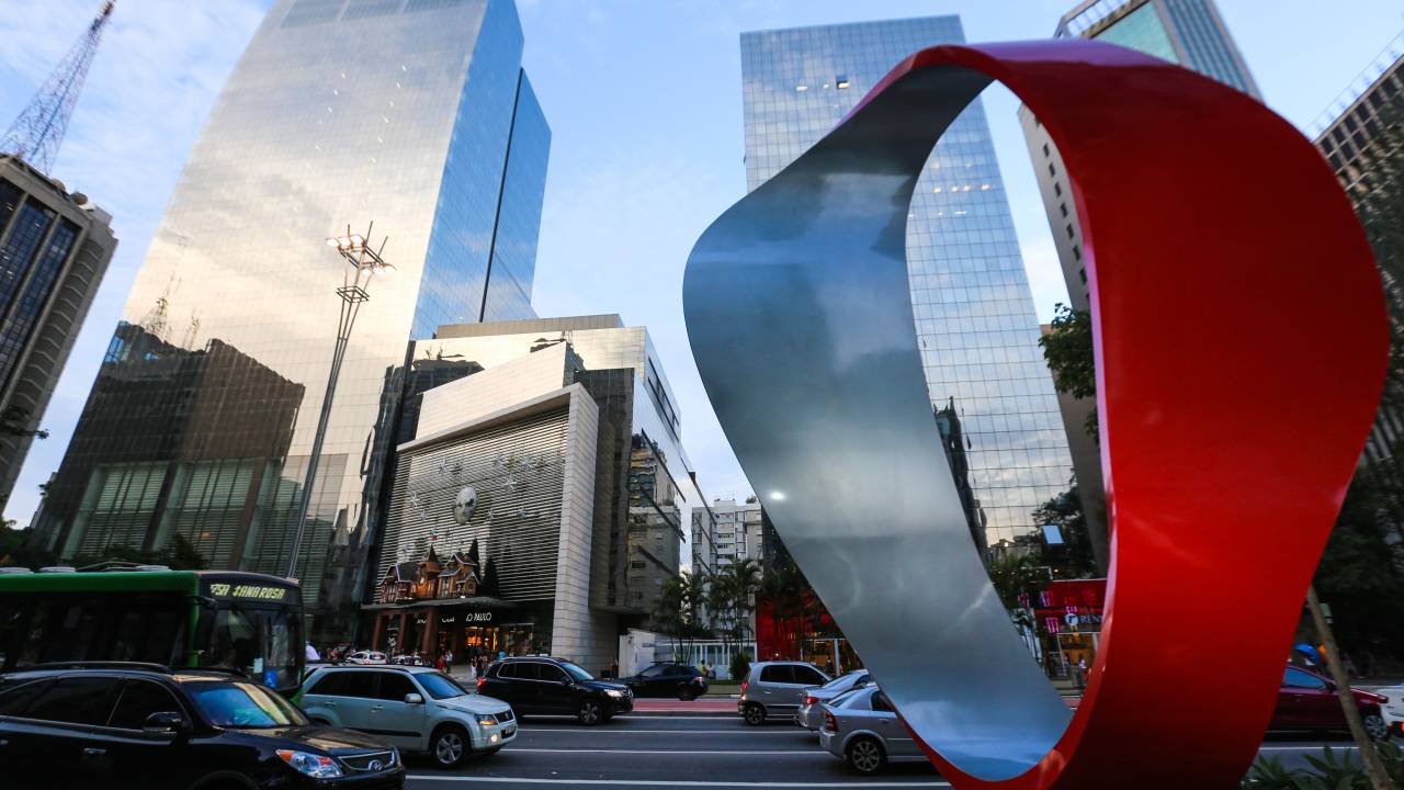 Escultura Tomie Ohtake