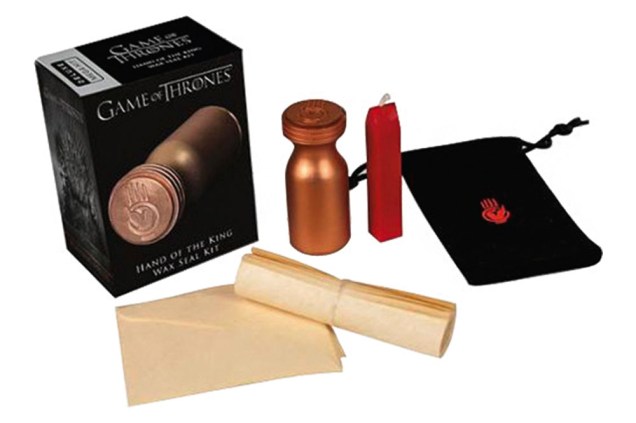 Kit com sinete, cera, envelope e pergaminho da s&eacute;rie Game of Thrones, R$ 39,90. Submarino.