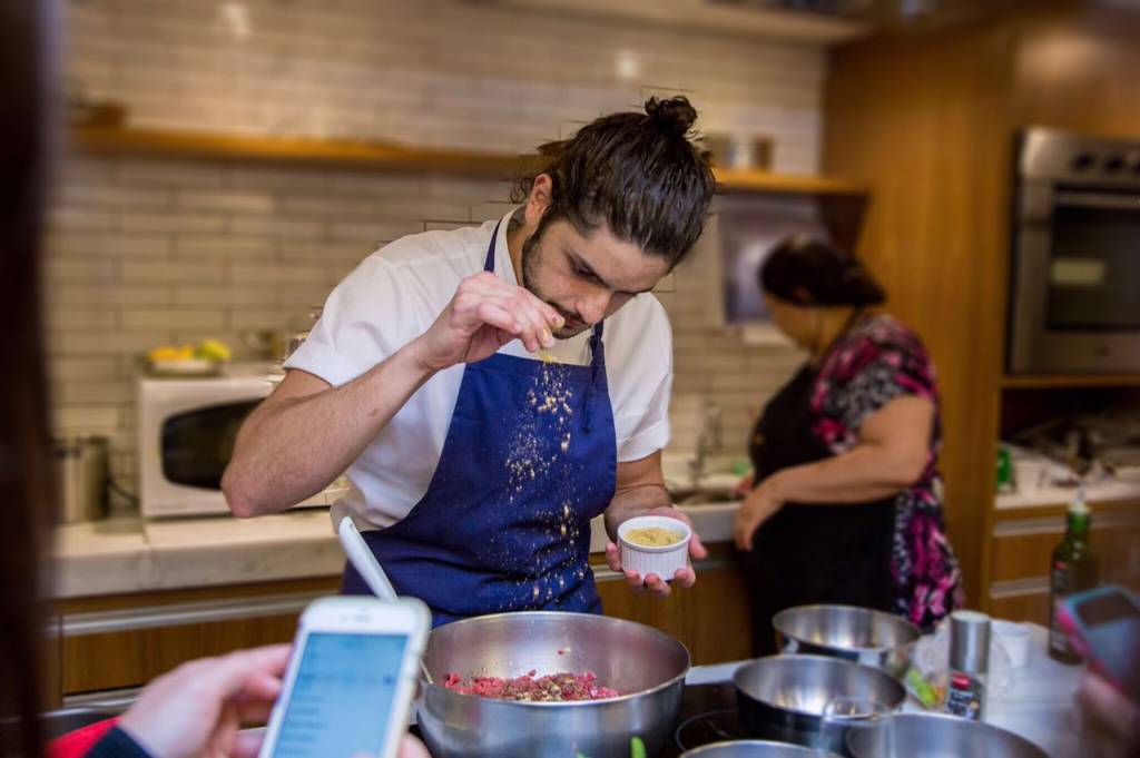 Ex-MasterChef, Mohamad Hindi cria uma releitura do Big Mac