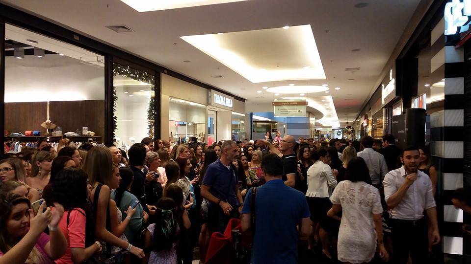Clientes fazem fila para inauguração da Sephora na Zona Leste