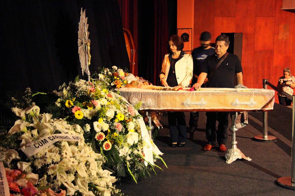 Elke Maravilha é velada em teatro no Rio de Janeiro