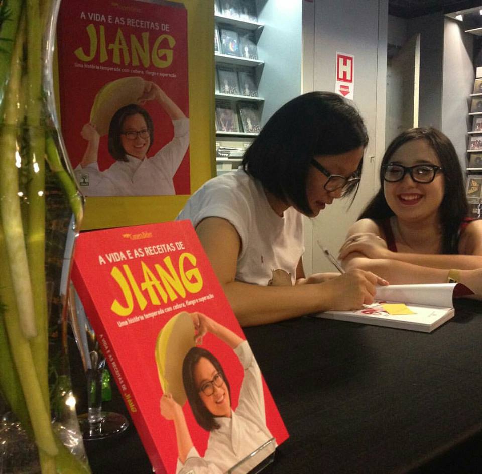 Fãs lotam Fnac para sessão de autógrafos do livro da Jiang