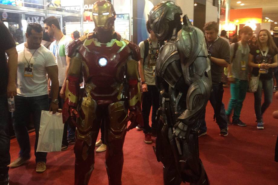 	&Eacute; comum encontrar f&atilde;s com fantasias elaboradas e extremamente bem feitas pelos corredores, como este Homem de Ferro e o vil&atilde;o Ultron