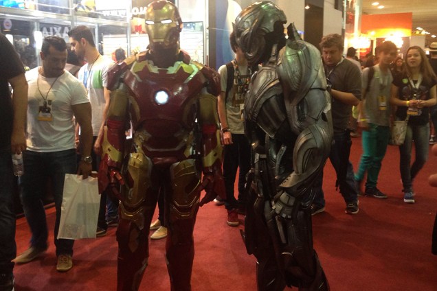 	&Eacute; comum encontrar f&atilde;s com fantasias elaboradas e extremamente bem feitas pelos corredores, como este Homem de Ferro e o vil&atilde;o Ultron