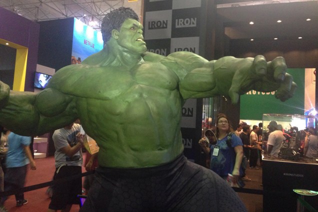 Modelo em tamanho real do super-her&oacute;i Hulk: ponto de encontro para selfies e fotos posadas