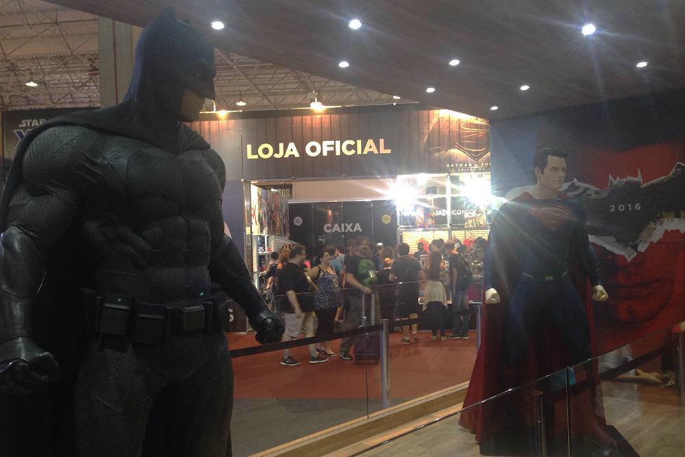 	Modelos de Batman e Super-Homem: estrelas do pr&oacute;ximo filme da Warnes Bros., her&oacute;is ganham destaque no evento