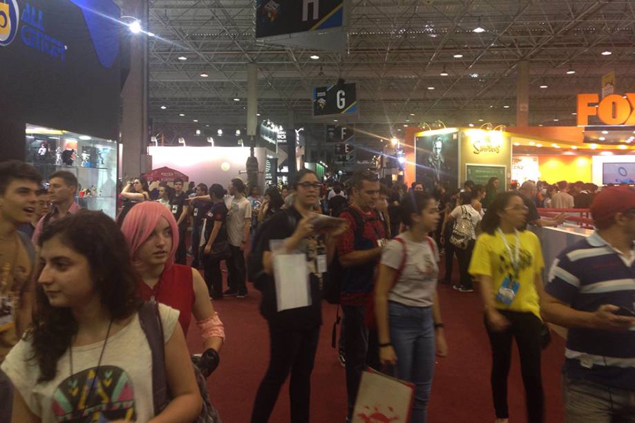 	P&uacute;blico de re&uacute;ne nos corredores da Comic Con Experience: ingressos ainda dispon&iacute;veis para esta sexta (4)