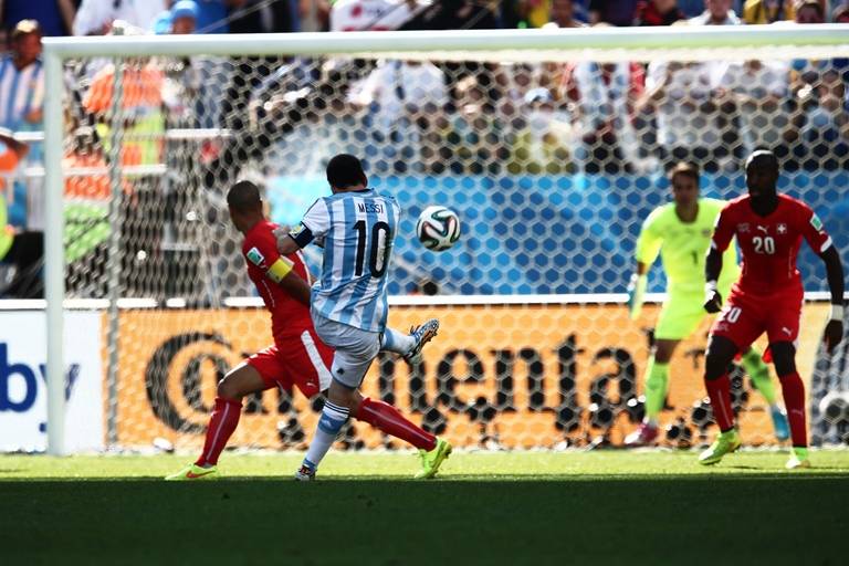 	Messi chuta para o gol em partida contra a Su&iacute;&ccedil;a: vit&oacute;ria no sufoco