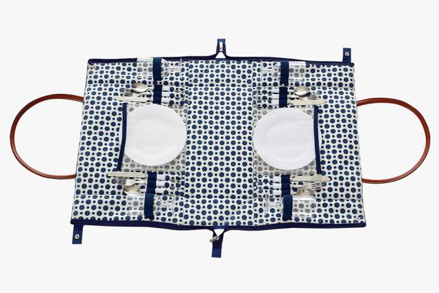 Bolsa com pratos, taças e talheres para quatro pessoas, que se transforma em toalha Bolsa com pratos, taças e talheres para quatro pessoas, que se transforma em toalha