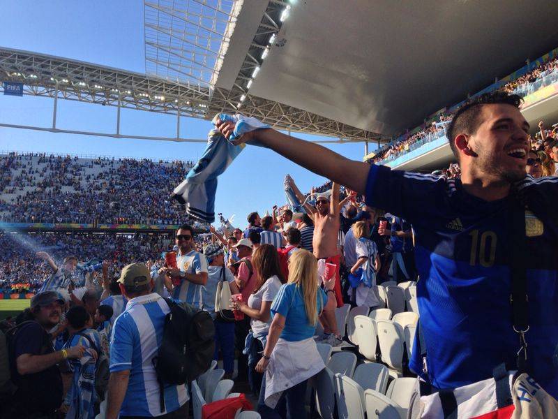 Comemora&ccedil;&atilde;o dos torcedores argentinos dentro do est&aacute;dio