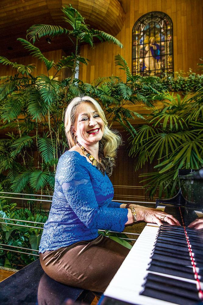 Voluntária, pianista toca para pacientes em hospitais e residências