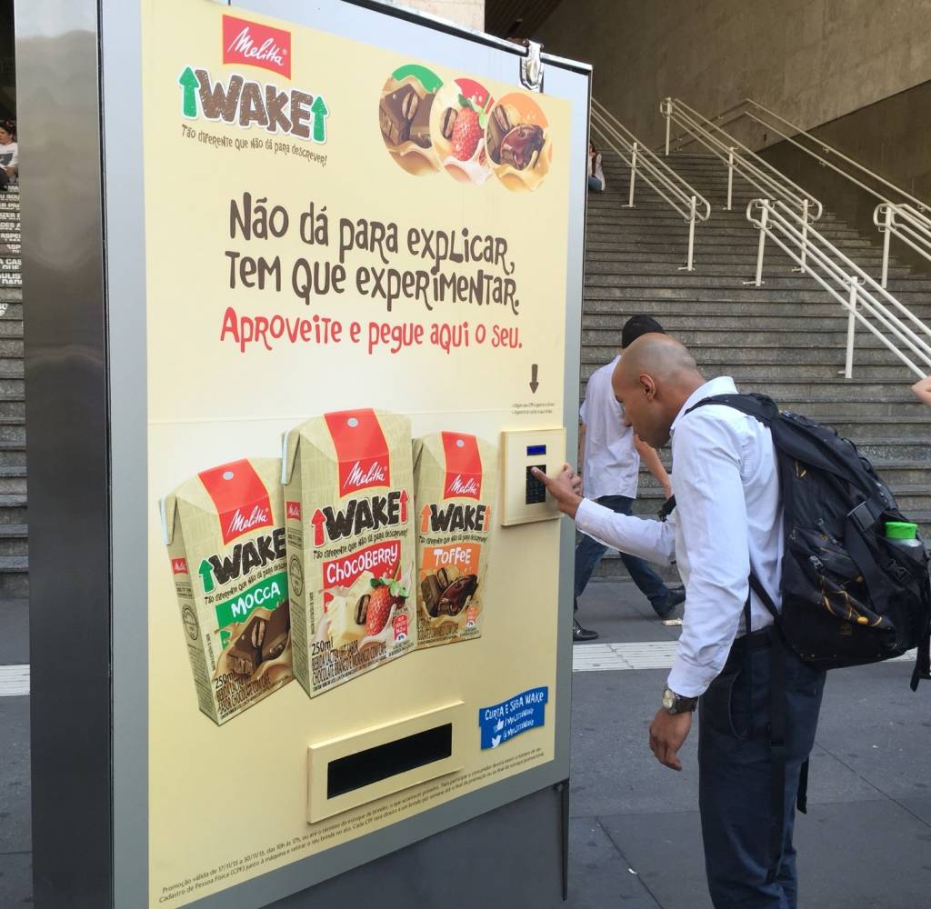 Máquina na Avenida Paulista distribui três tipos de bebida láctea de graça