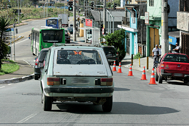 Cinco carros à venda por até 6 400 reais na capital