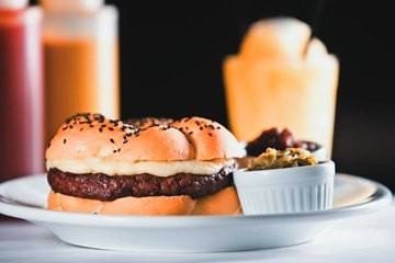chez-red.jpeg Chez Burger - Hambúrguer de 200 gramas com gruyère no pão macio: R,00