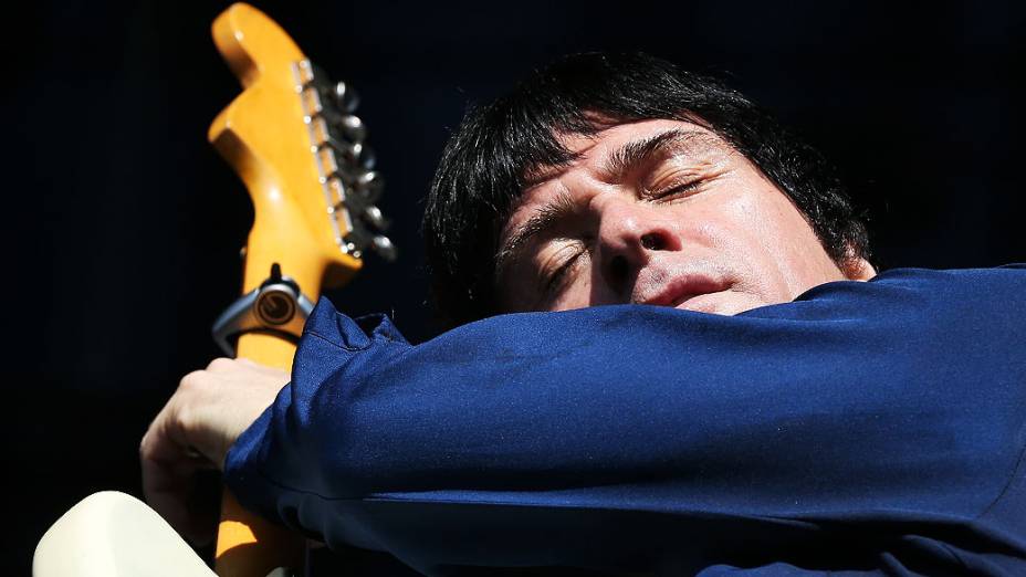 Roqueiro Johnny Marr faz bom show no inicio do segundo dia de festival