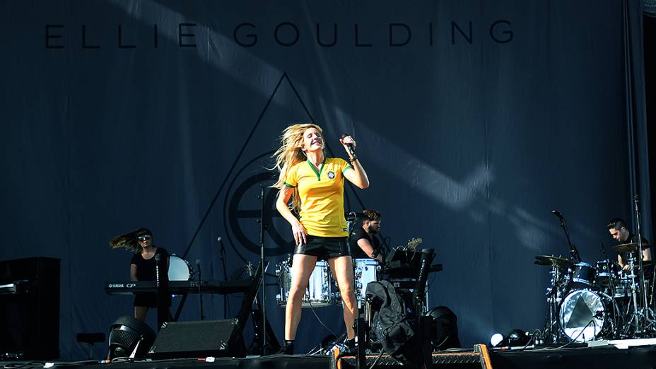 Vestida com camiseta da Sele&ccedil;&atilde;o Brasileira, Ellie Golding incendeia a plateia no Palco Skol