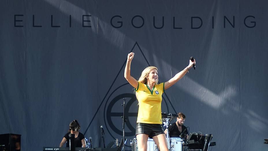 Vestida com camiseta da Sele&ccedil;&atilde;o Brasileira, Ellie Golding incendeia a plateia no Palco Skol