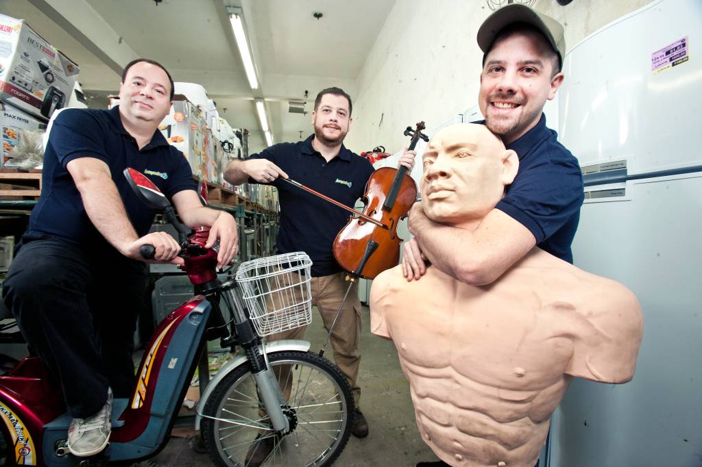 Lojas vendem produtos recuperados de acidentes com cargas