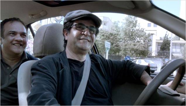 Taxi Teerã: o drama traz o diretor Jafar Panahi atrás do volante de um táxi Taxi Teerã: o drama traz o diretor Jafar Panahi atrás do volante de um táxi