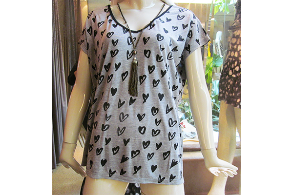 Camiseta com estampa de cora&ccedil;&otilde;es: 89 reais, na Shoulder (Rua Oscar Freire, 819, Jardins)