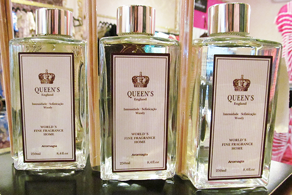 Fragr&acirc;ncia para casa (250 ml): linha Queens England, da Aromagia, 49 reais cada, na Cafofochic (Rua Oscar Freire, 954, Jardins)