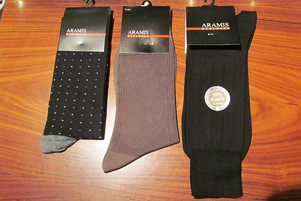 Meias: de bolinhas (29 reais), marrom de modal (34 reais) e preta de fio esc&oacute;cia (49 reais), cada par, na Aramis Menswear (Rua Oscar Freire, 672, Jardins)