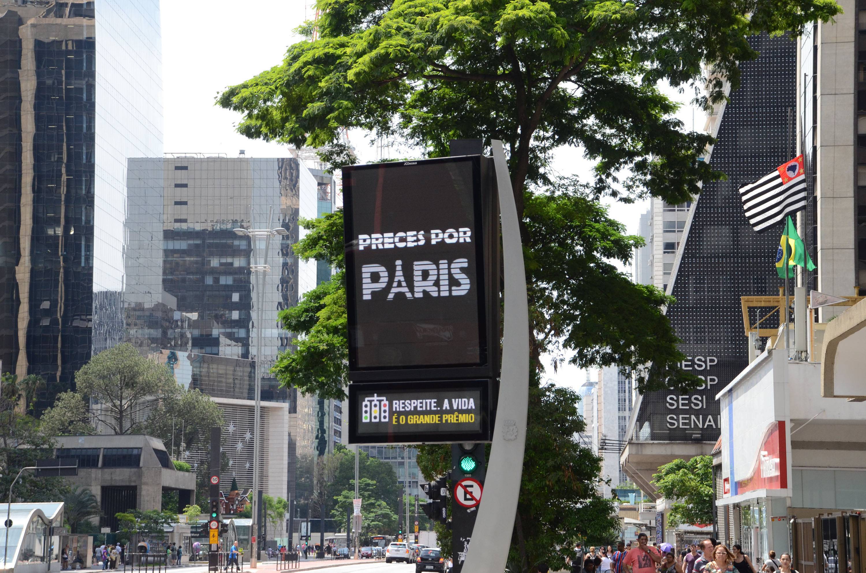 Relógios da Avenida Paulista homenageiam as vítimas dos atentados em Paris