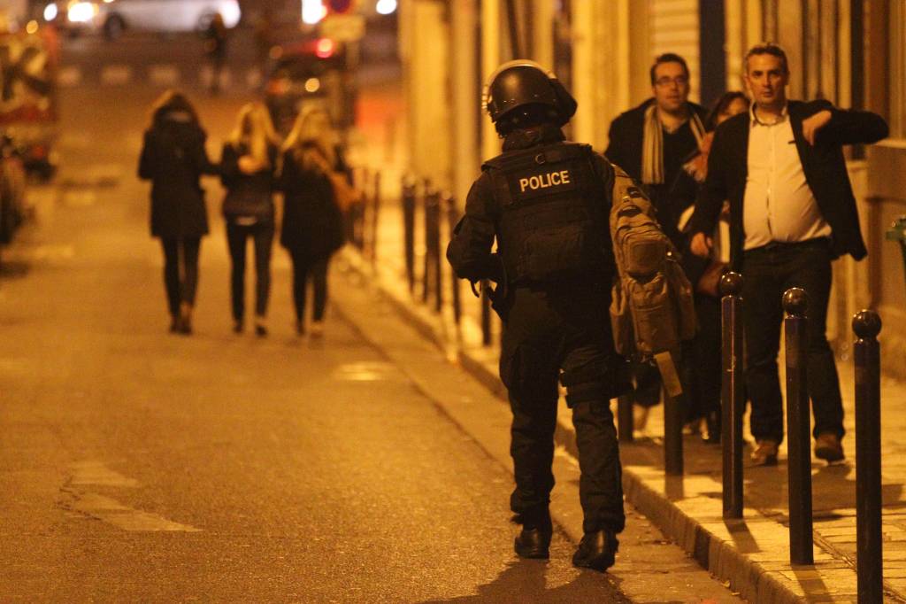 Brasileiros feridos em ataques na França passam bem