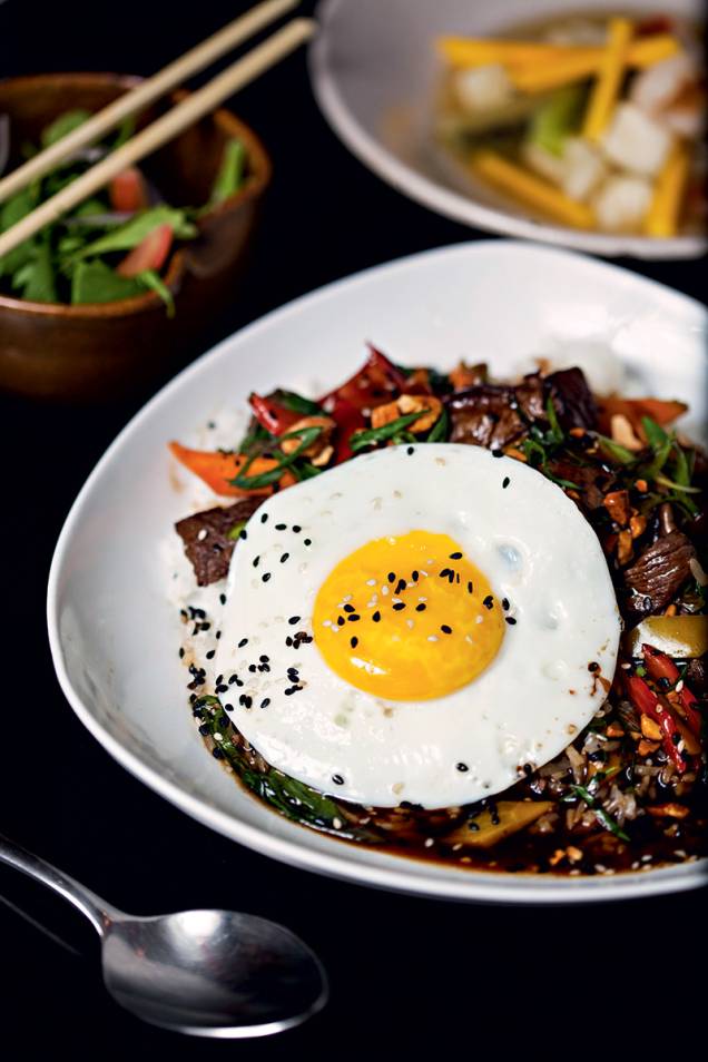 Opção de prato principal: filé-mignon com ovo frito Opção de prato principal: filé-mignon com ovo frito