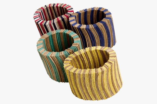 Pulseiras feitas com rolinho de papel higi&ecirc;nico e papel reciclado