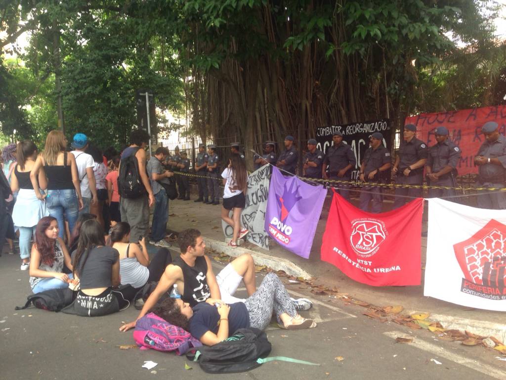 Manifestantes bloqueiam faixas da Avenida Pedroso de Moraes