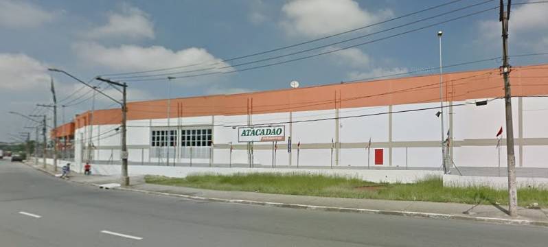 Oito bandidos roubam supermercado e fogem com mais de 300 000 reais