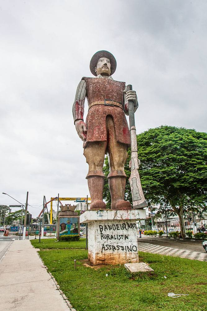 Estátua do Borba Gato é pichada por manifestantes