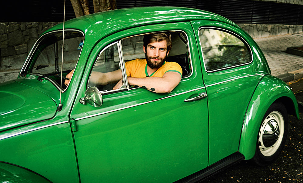 City tour por São Paulo é realizado em um fusca verde