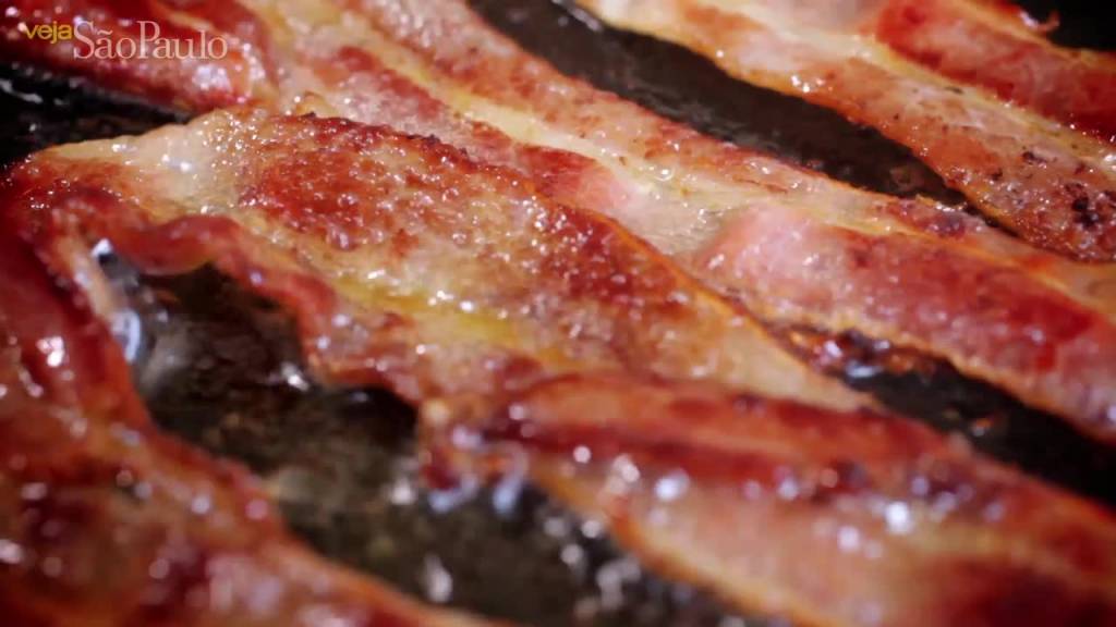 Receita: sanduíche de bacon com queijo brie e cebola caramelada