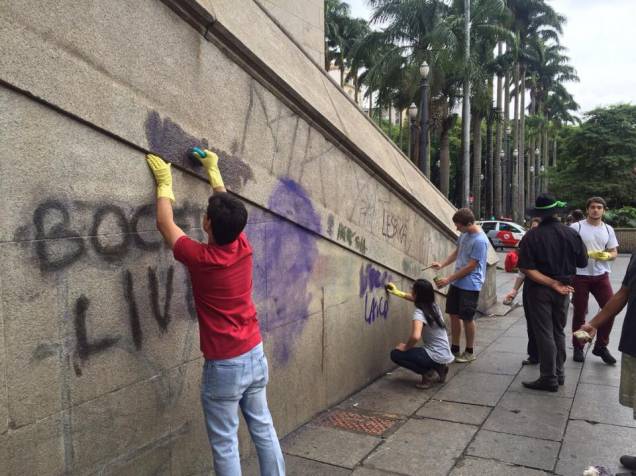 	O trabalho de limpeza da Igreja da S&eacute; come&ccedil;ou neste domingo (1)