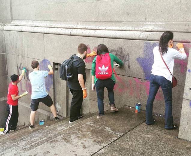 	Ap&oacute;s picha&ccedil;&atilde;o, jovens cat&oacute;licos de v&aacute;rias par&oacute;quias da cidade&nbsp; fazem limpeza nas paredes da Catedral da S&eacute;