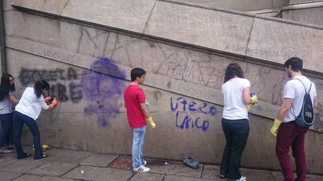 	Mensagens foram escritas ap&oacute;s manifesta&ccedil;&atilde;o a favor do aborto na sexta (30)