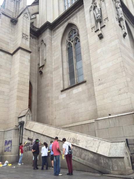 Paredes e muros da catedral foram pichadas por manifestantes Paredes e muros da catedral foram pichadas por manifestantes